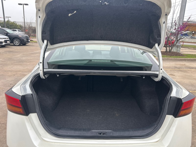 Nissan Altima Vehicle Full-screen Gallery Image 11