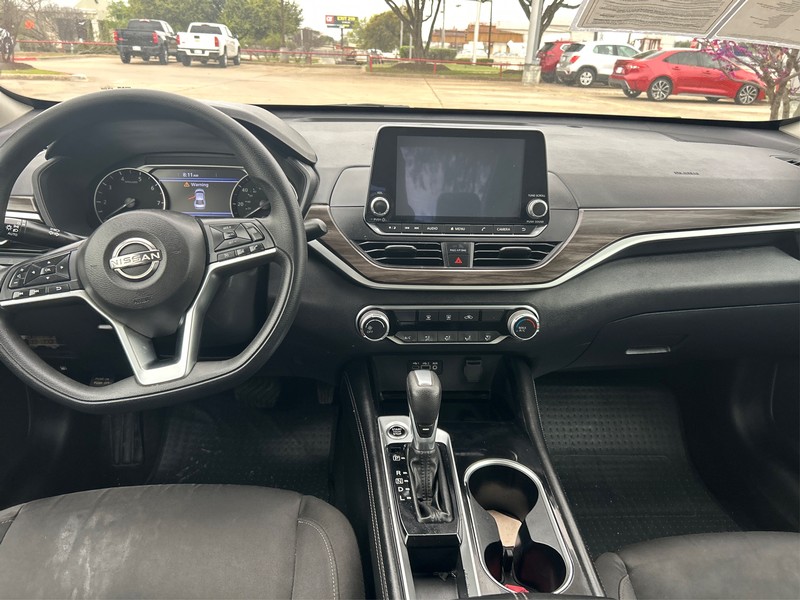 Nissan Altima Vehicle Full-screen Gallery Image 12