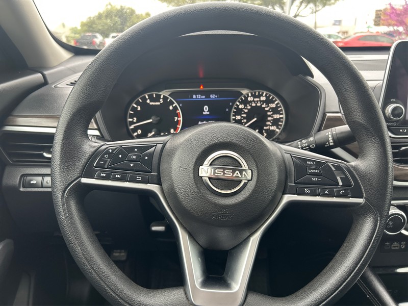 Nissan Altima Vehicle Full-screen Gallery Image 14