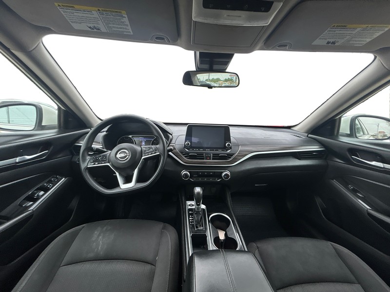 Nissan Altima Vehicle Full-screen Gallery Image 15