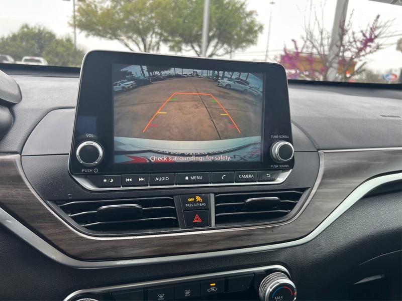 Nissan Altima Vehicle Full-screen Gallery Image 17