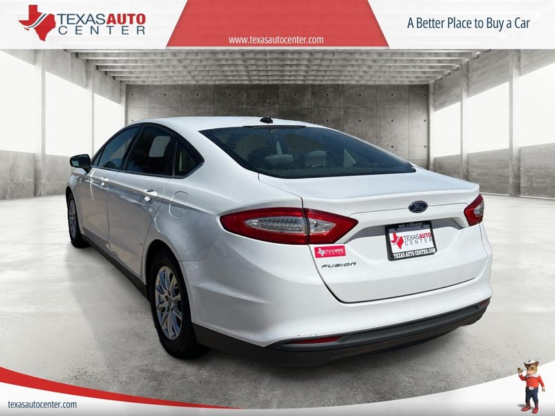Ford Fusion Vehicle Full-screen Gallery Image 07