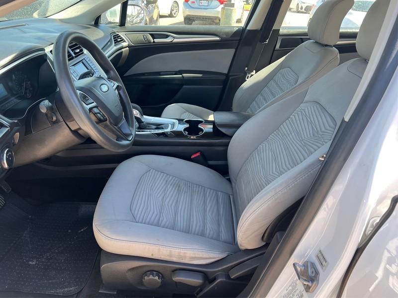 Ford Fusion Vehicle Full-screen Gallery Image 08