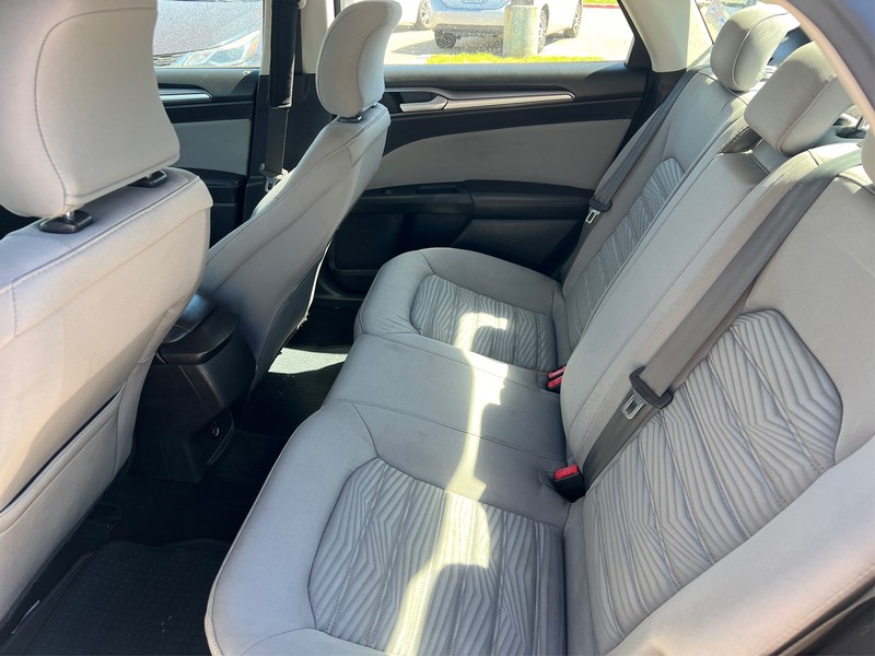 Ford Fusion Vehicle Full-screen Gallery Image 09