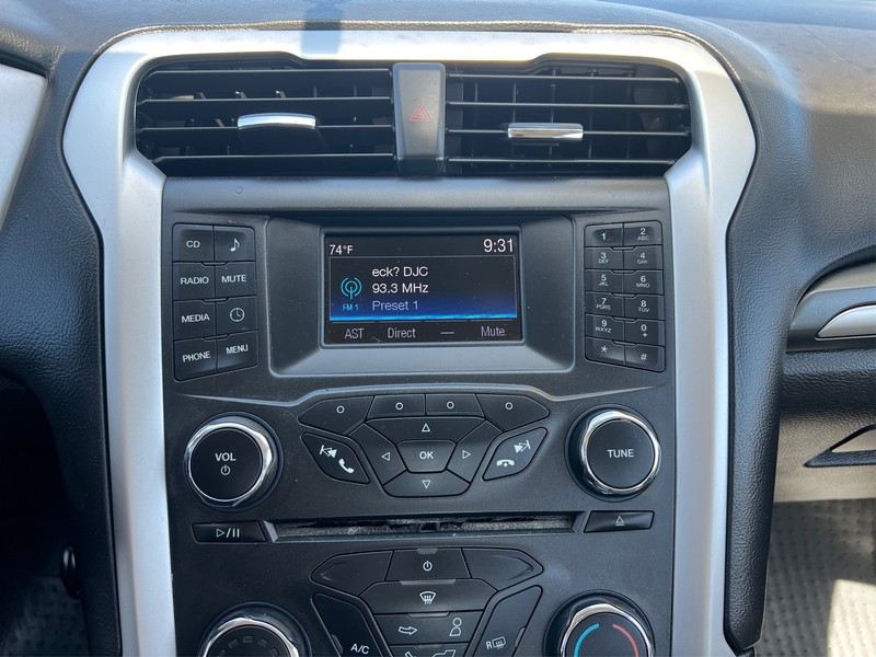 Ford Fusion Vehicle Full-screen Gallery Image 11