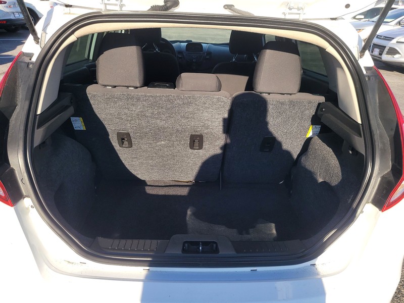 Ford Fiesta Hatchback Vehicle Full-screen Gallery Image 11