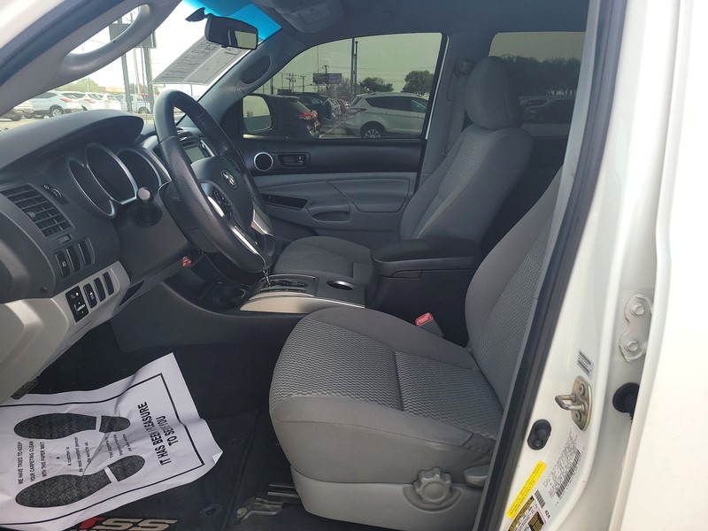 Toyota Tacoma Vehicle Full-screen Gallery Image 09