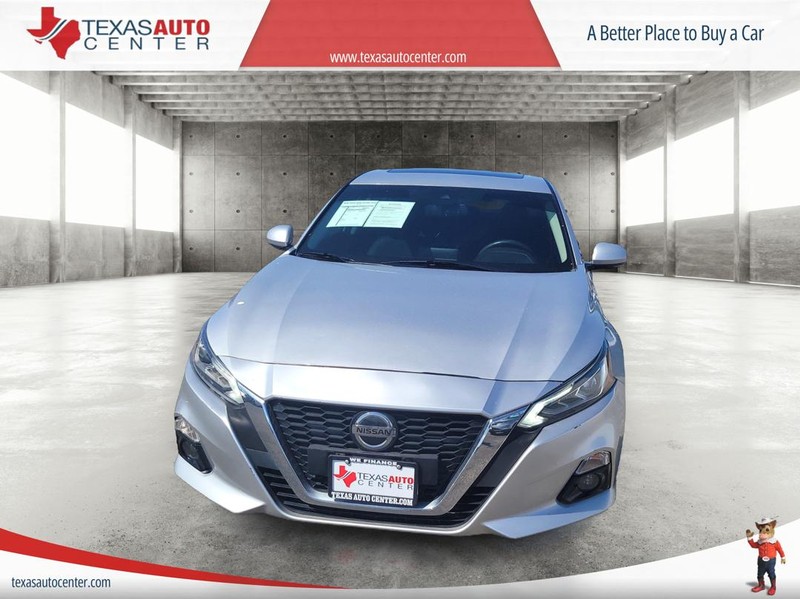 Nissan Altima Vehicle Full-screen Gallery Image 3