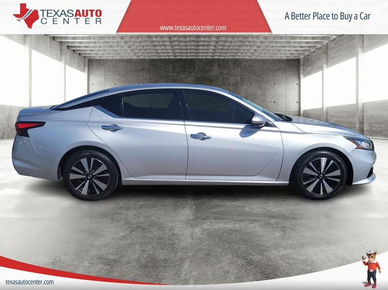 Nissan Altima Vehicle Full-screen Gallery Image 4