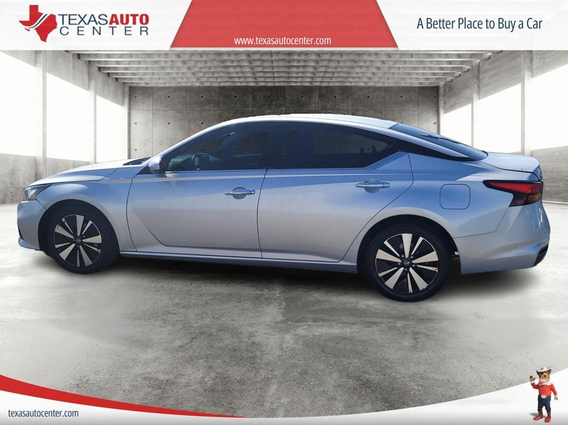 Nissan Altima Vehicle Full-screen Gallery Image 5