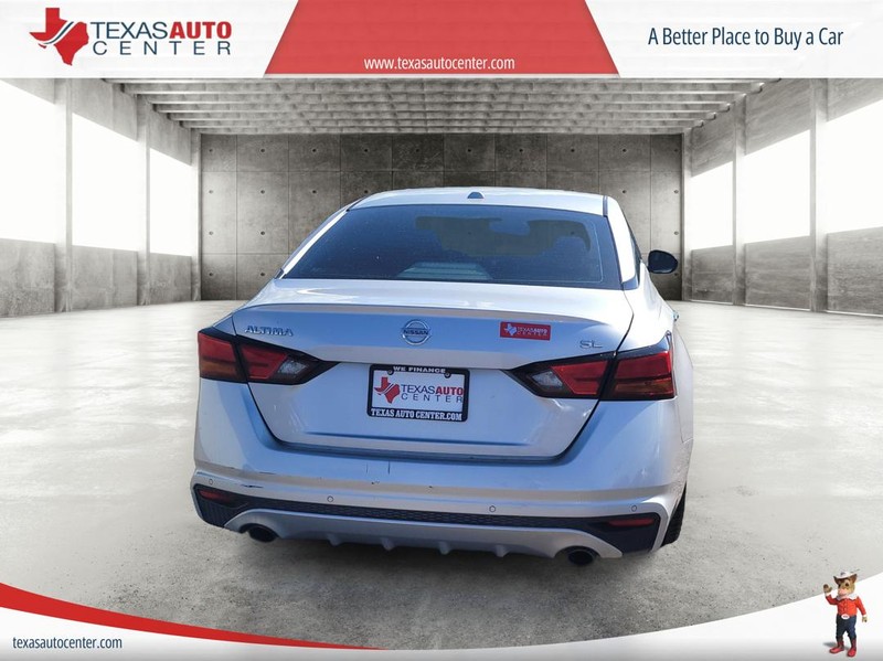 Nissan Altima Vehicle Full-screen Gallery Image 6