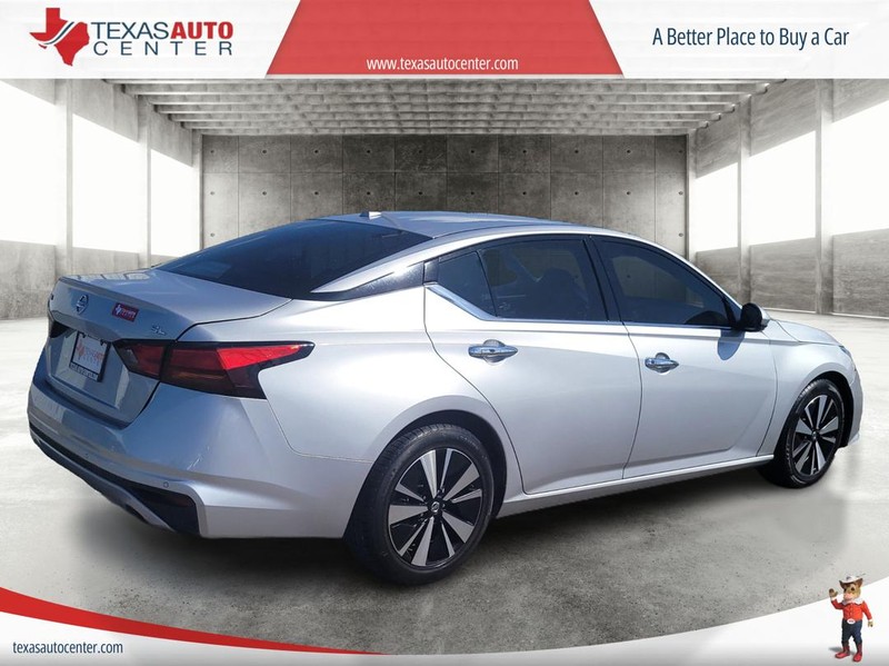 Nissan Altima Vehicle Full-screen Gallery Image 7