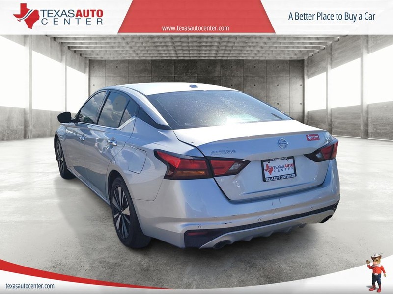 Nissan Altima Vehicle Full-screen Gallery Image 8