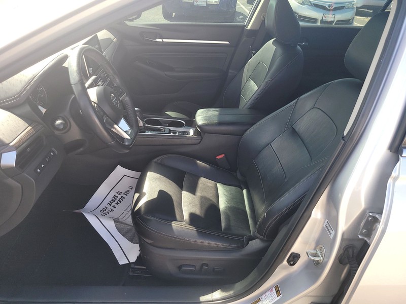 Nissan Altima Vehicle Full-screen Gallery Image 9