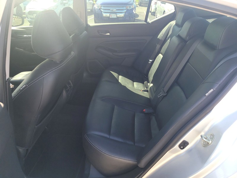 Nissan Altima Vehicle Full-screen Gallery Image 10