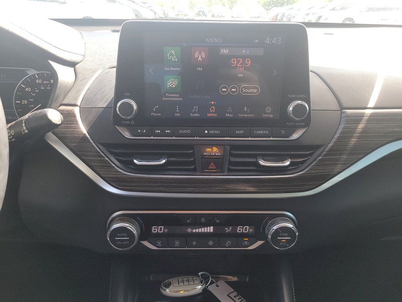 Nissan Altima Vehicle Full-screen Gallery Image 11