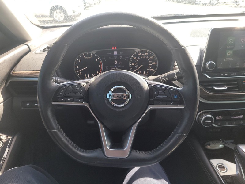 Nissan Altima Vehicle Full-screen Gallery Image 14