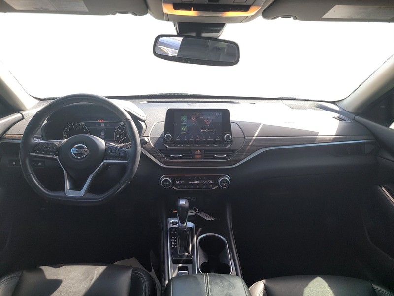 Nissan Altima Vehicle Full-screen Gallery Image 16