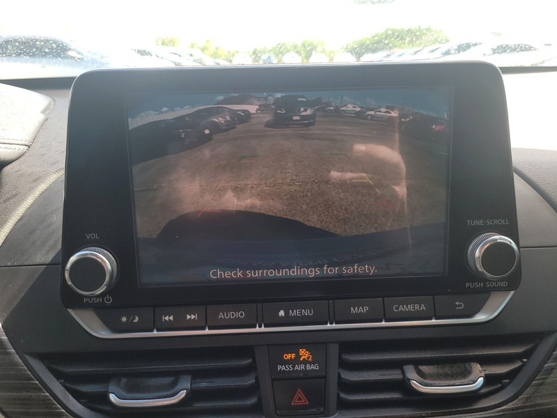 Nissan Altima Vehicle Full-screen Gallery Image 17