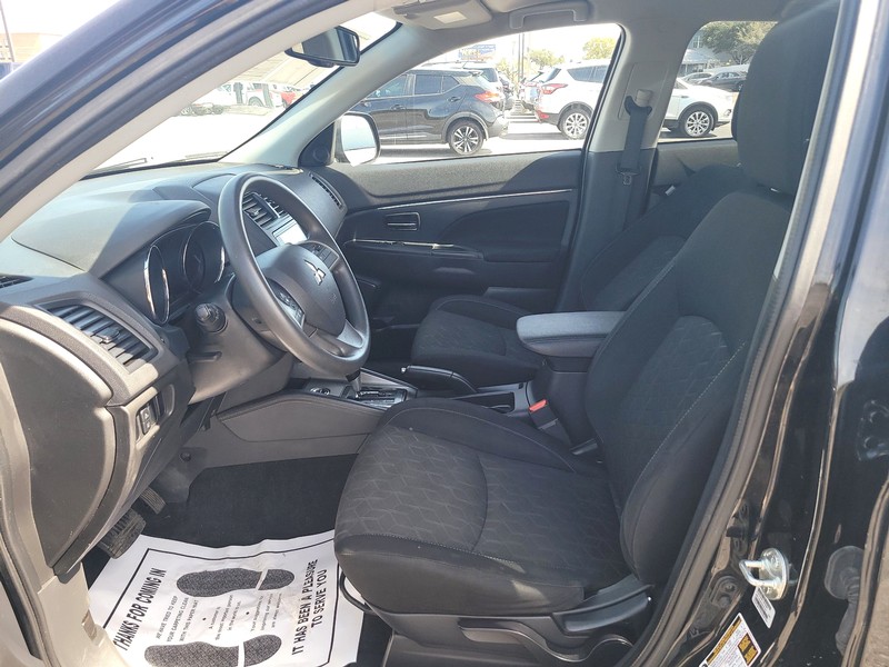 Mitsubishi Outlander Sport Vehicle Full-screen Gallery Image 09