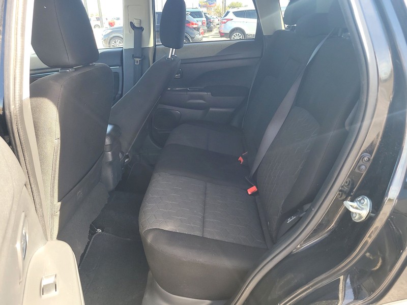 Mitsubishi Outlander Sport Vehicle Full-screen Gallery Image 10