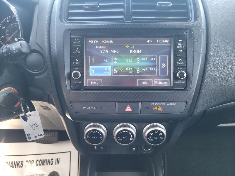 Mitsubishi Outlander Sport Vehicle Full-screen Gallery Image 12