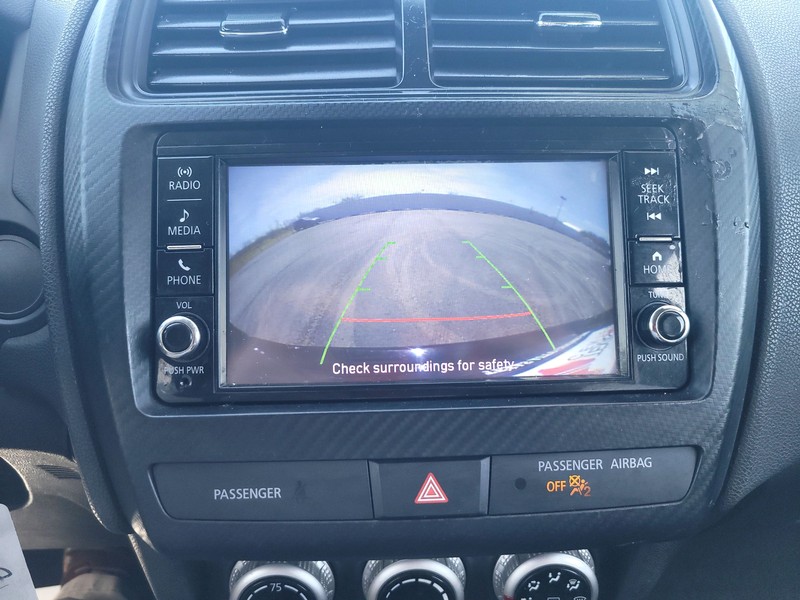 Mitsubishi Outlander Sport Vehicle Full-screen Gallery Image 17