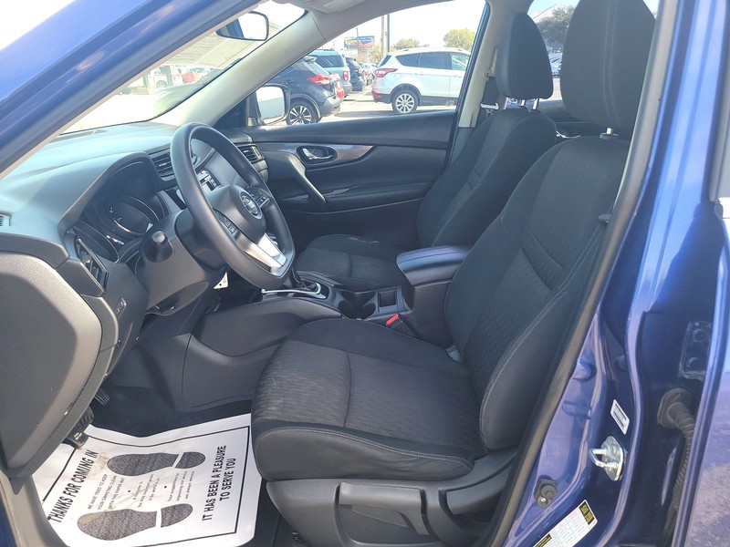 Nissan Rogue Vehicle Full-screen Gallery Image 09