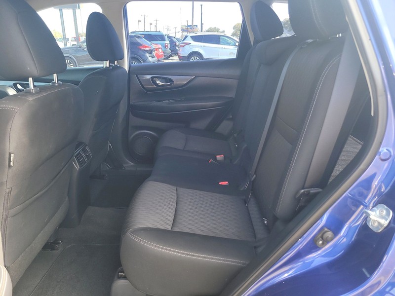 Nissan Rogue Vehicle Full-screen Gallery Image 10