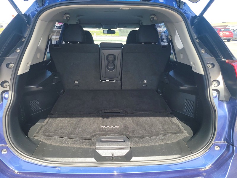 Nissan Rogue Vehicle Full-screen Gallery Image 11