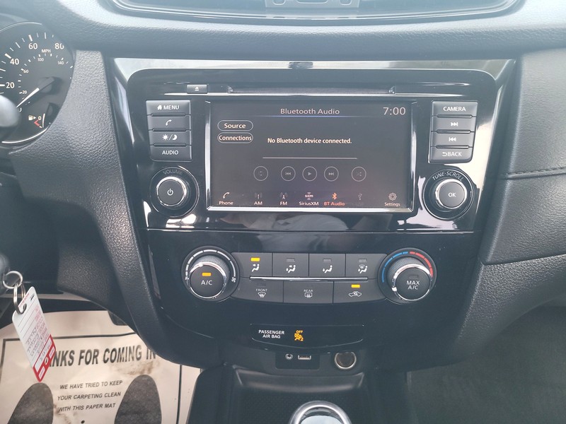 Nissan Rogue Vehicle Full-screen Gallery Image 12