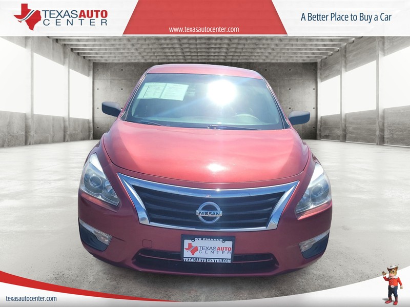 Nissan Altima Vehicle Full-screen Gallery Image 3
