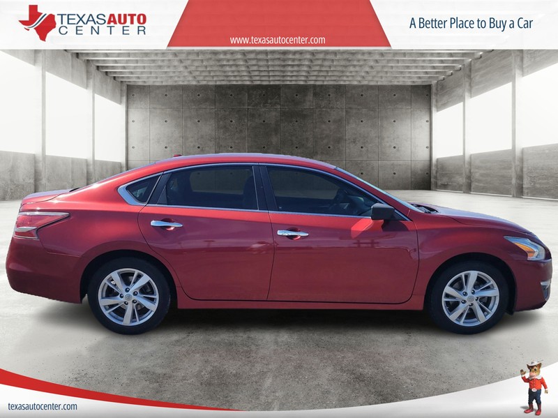 Nissan Altima Vehicle Full-screen Gallery Image 4