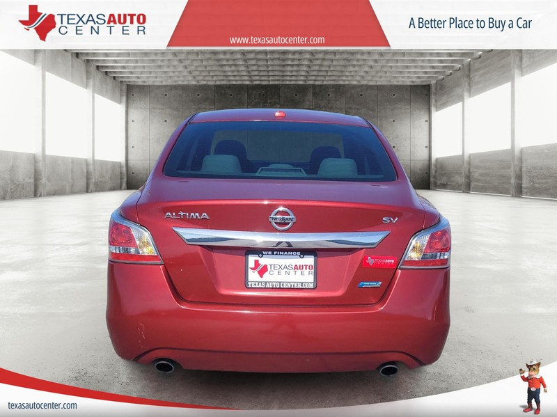 Nissan Altima Vehicle Full-screen Gallery Image 6