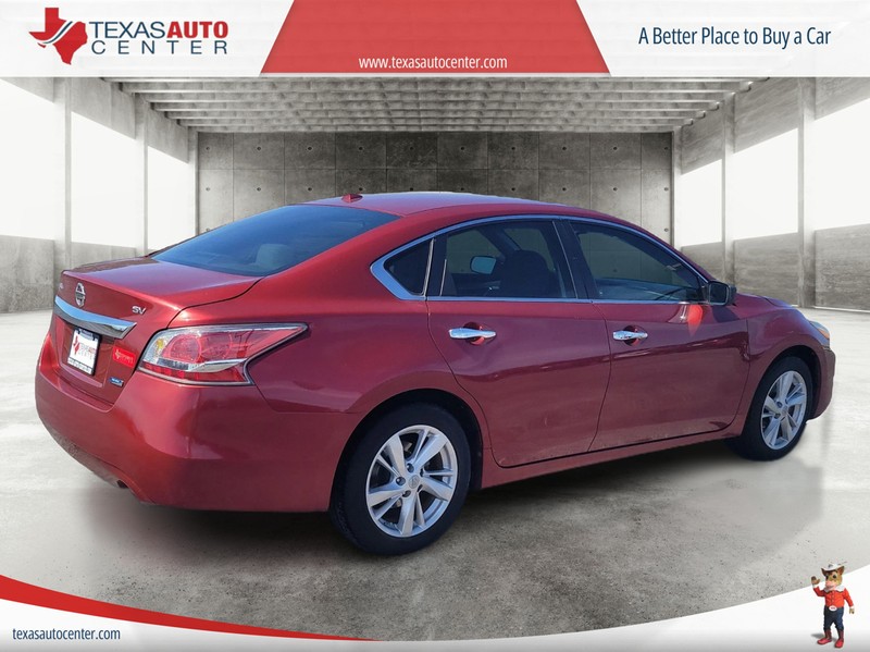 Nissan Altima Vehicle Full-screen Gallery Image 7