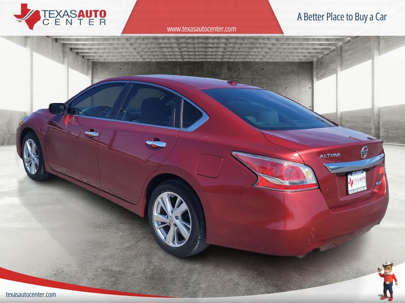 Nissan Altima Vehicle Full-screen Gallery Image 8