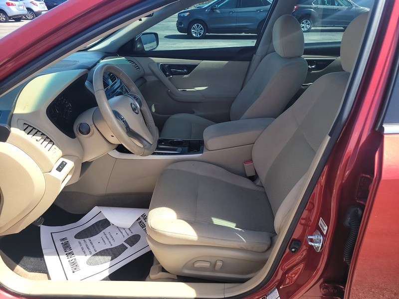 Nissan Altima Vehicle Full-screen Gallery Image 9