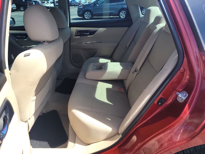 Nissan Altima Vehicle Full-screen Gallery Image 10