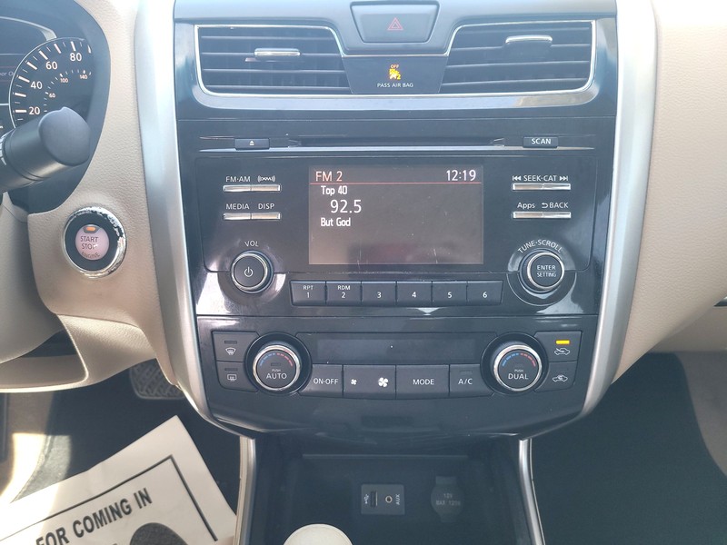 Nissan Altima Vehicle Full-screen Gallery Image 11