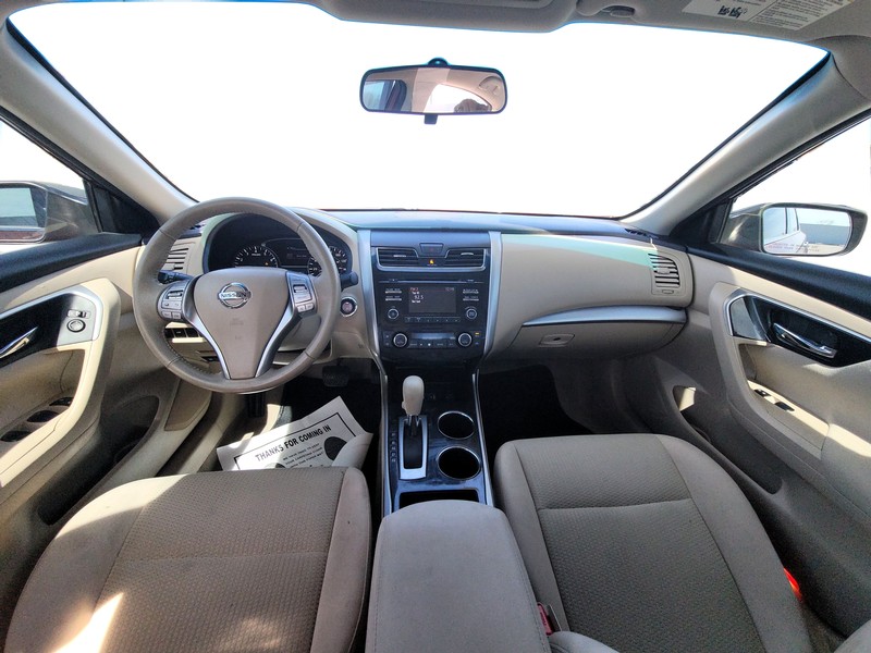 Nissan Altima Vehicle Full-screen Gallery Image 14
