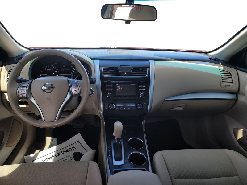 Nissan Altima Vehicle Full-screen Gallery Image 15