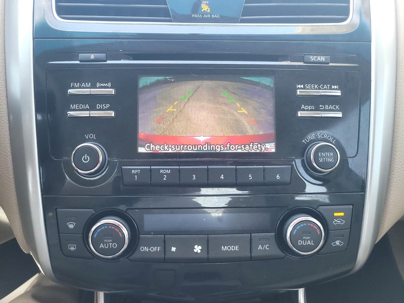 Nissan Altima Vehicle Full-screen Gallery Image 16