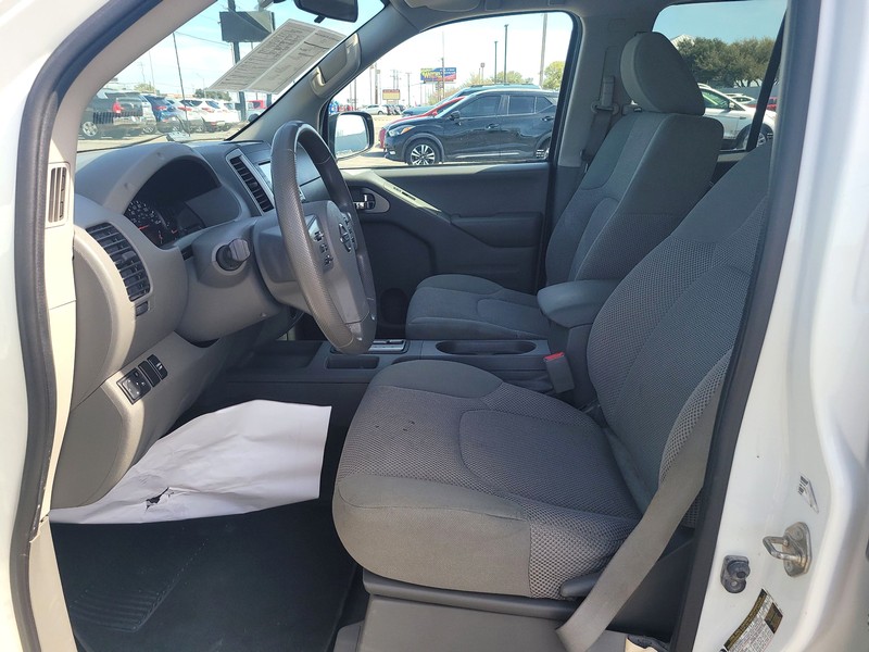 Nissan Frontier Vehicle Full-screen Gallery Image 09