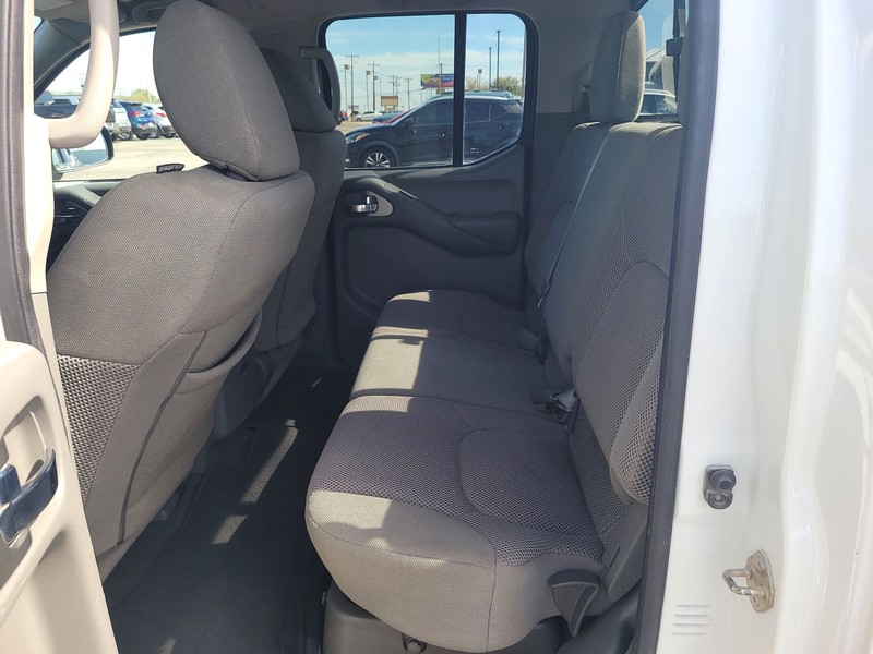 Nissan Frontier Vehicle Full-screen Gallery Image 10