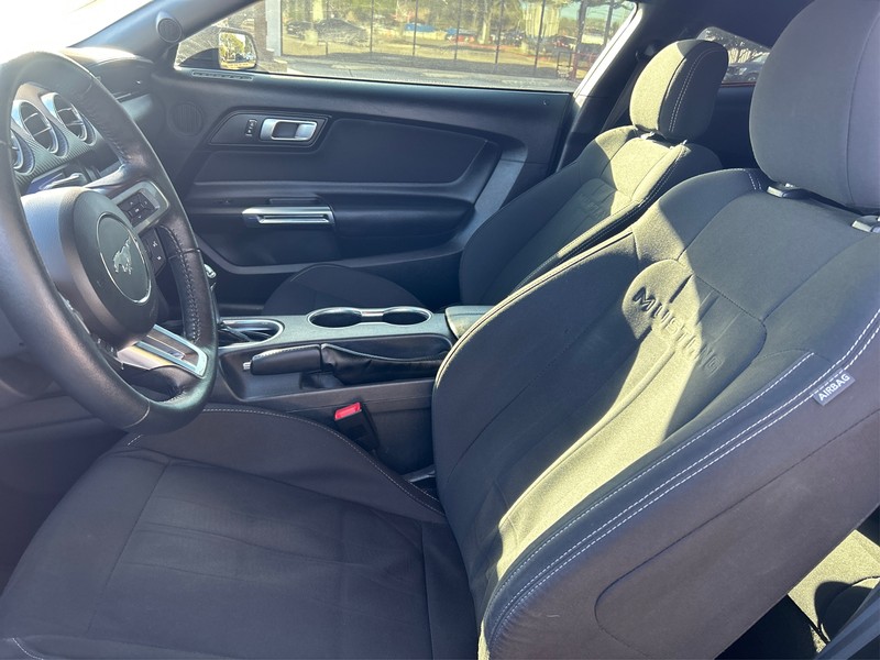 Ford Mustang Vehicle Full-screen Gallery Image 08