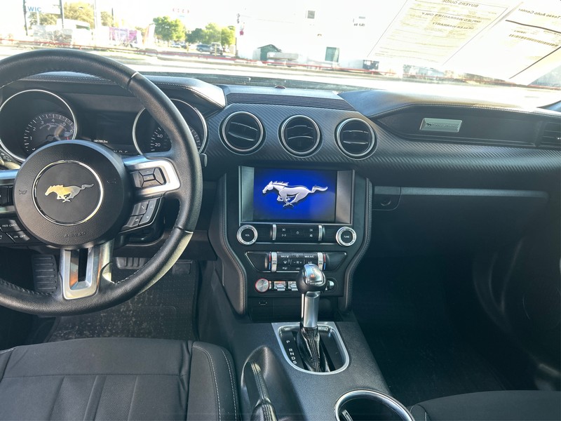 Ford Mustang Vehicle Full-screen Gallery Image 11