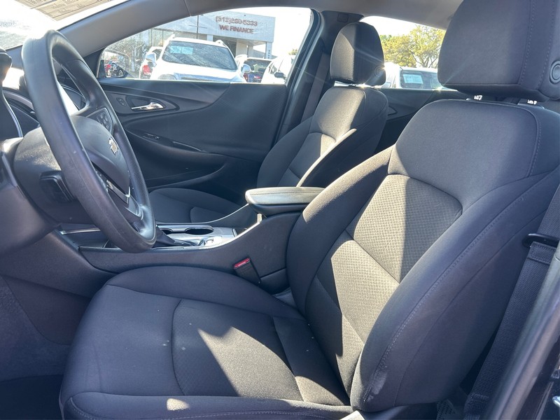 Chevrolet Malibu Vehicle Full-screen Gallery Image 09