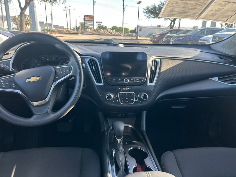 Chevrolet Malibu Vehicle Full-screen Gallery Image 12