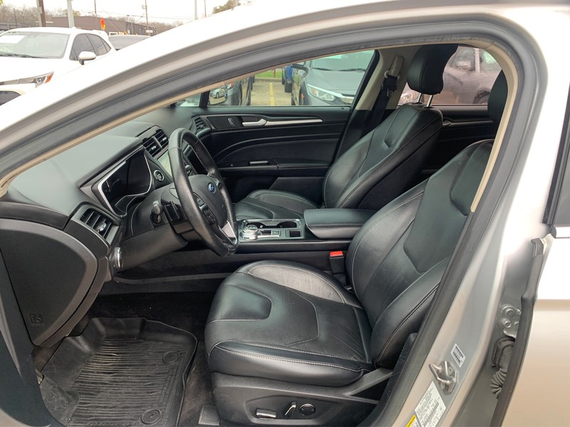 Ford Fusion Vehicle Full-screen Gallery Image 09