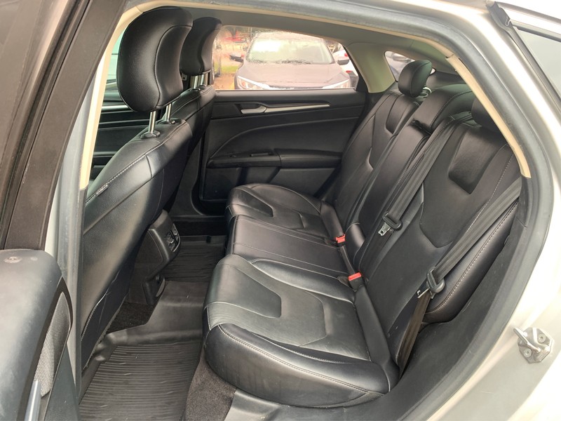 Ford Fusion Vehicle Full-screen Gallery Image 10